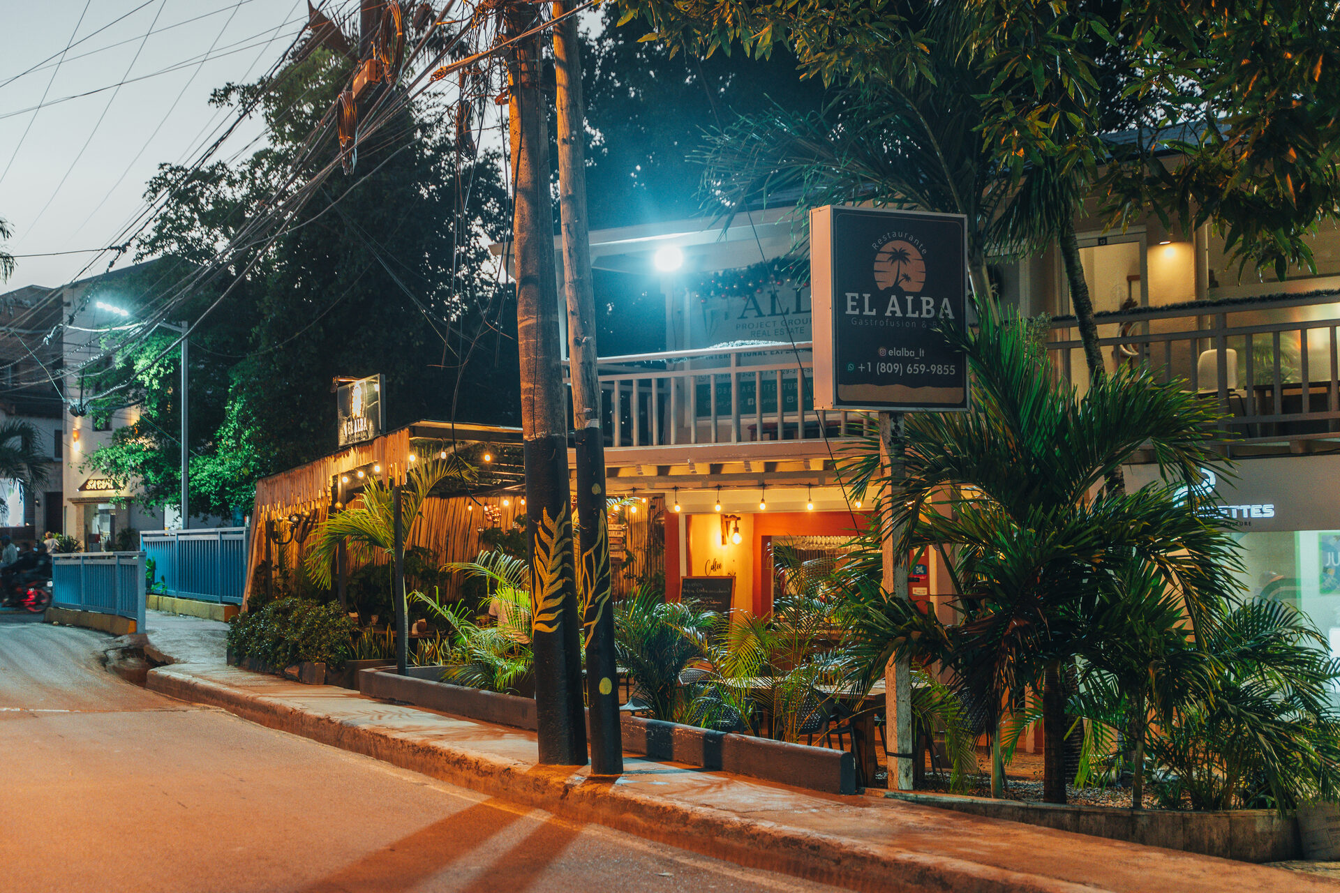 Fachada El Alba Las Terrenas de noche